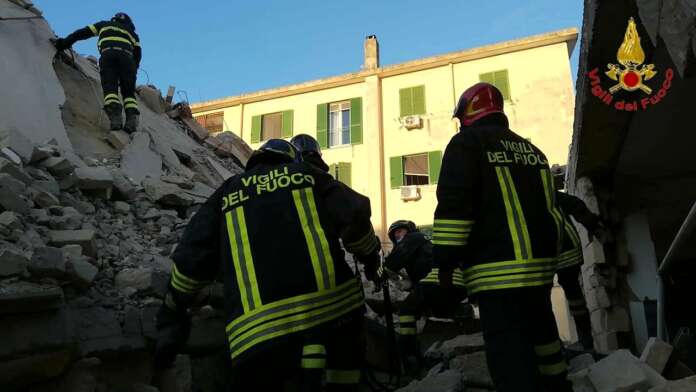 crollo palazzina san felice 5