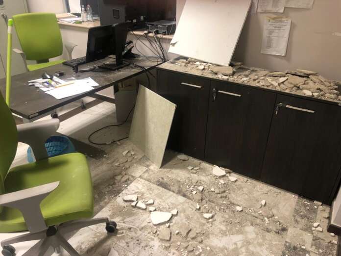 crollo pannellatura ufficio anagrafe (1)