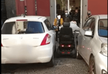 Disabile in strada bloccato da auto, Borrelli: “Un fatto grave” (VIDEO)