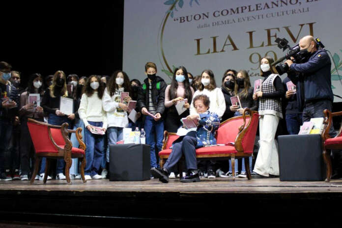 lia levi montesarchio compleanno studenti