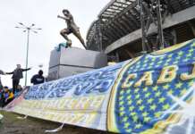 Napoli ricorda Diego Armando Maradona con una statua allo stadio