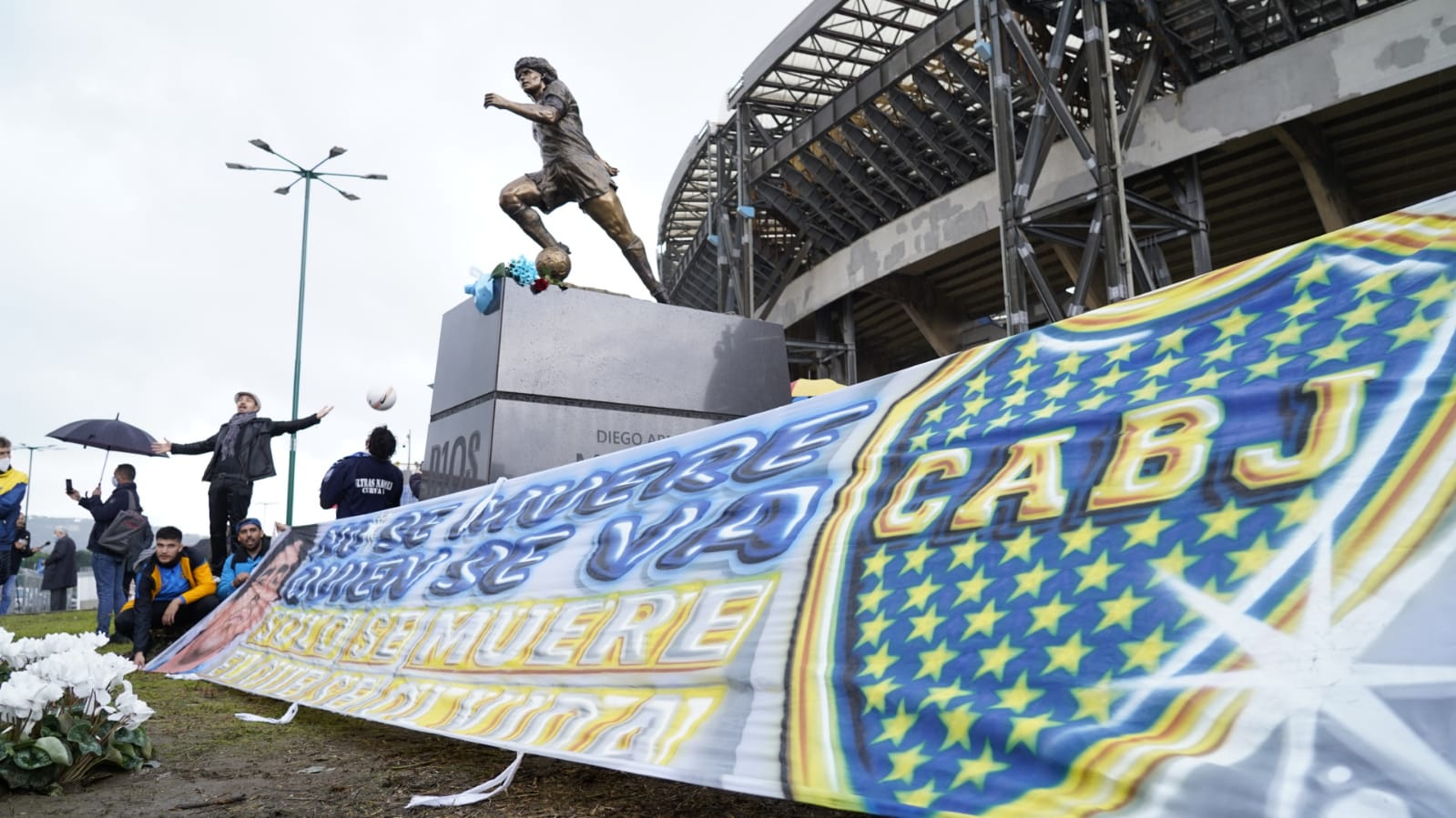 statua maradona stadio