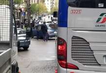 Auto ‘parcheggiata’ blocca via Luigi Guercio. Spostata di peso (VIDEO)