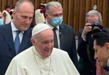 Lapadula in Vaticano: la maglia del Perù donata a Papa Francesco (VIDEO)