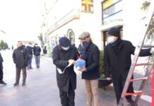Una palla di Natale della Polizia come augurio, ma il covid preoccupa Mastella e il Questore