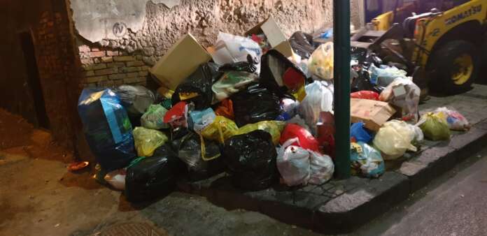 Torre del Greco, rifiuti abbandonati a Natale