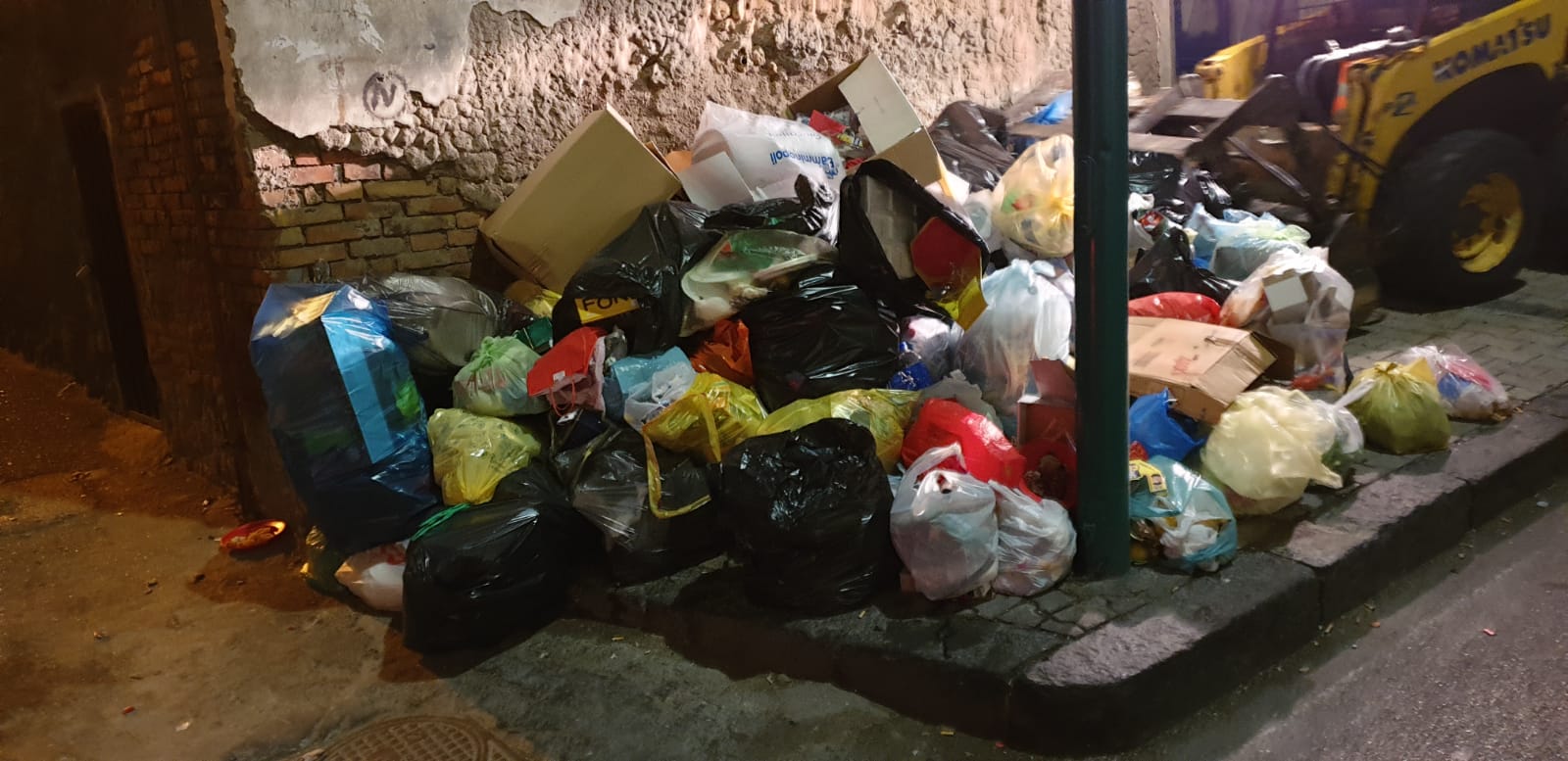 Torre del Greco, rifiuti abbandonati a Natale