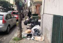 Buste dell’immondizia squarciate, marciapiedi impraticabili