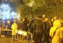 Luci, l’assembramento si sposta fuori dalla Villa Comunale (VIDEO)