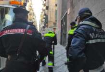 Sedie, paletti e catene per occupare posti auto a Napoli