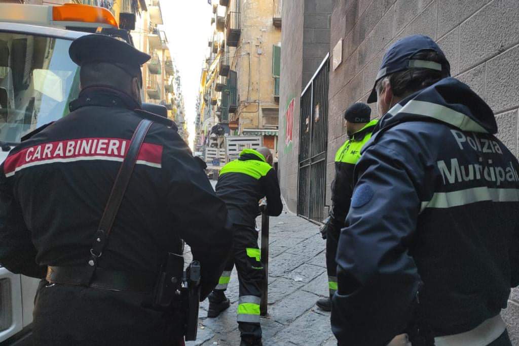 paletti abusivi Napoli