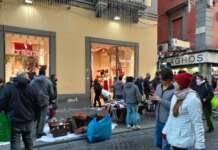 A Napoli assalto degli ambulanti in via Toledo