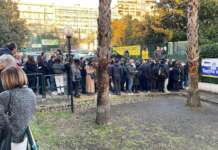Vaccini: è di nuovo caos al Centro Sociale tra la gente in fila (VIDEO)