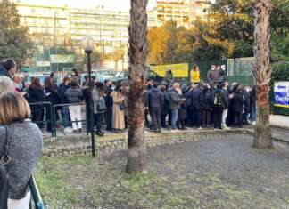 Vaccini: è di nuovo caos al Centro Sociale tra la gente in fila (VIDEO)