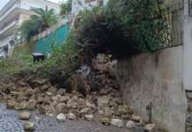 Maltempo, crolla balcone nel quartiere Posillipo
