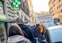 A Napoli un inedito San Silvestro in fila tra tamponi e vaccini
