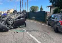 Autovettura si ribalta sulla provinciale: 79enne in ospedale per accertamenti