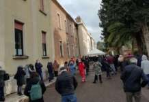 Ex Caserma Pepicelli, lunghe code all’hub vaccinale: Civico22 interroga l’Amministrazione