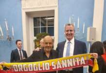 La sciarpa del Benevento tra le mani del Sindaco di New York: il regalo di un sannita