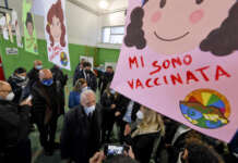 Vaccini: a Napoli ‘supereroi’ intrattengono bimbi dopo dose