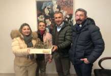 Vitulano, la Ncis dona un presepe di canapa al sindaco Raffaele Scarinzi