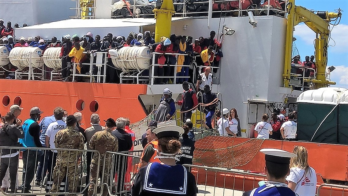 Sbarcata Napoli da Anteprima24.it Sbarcata a Napoli nave Ong con 41 migranti dalla Libia