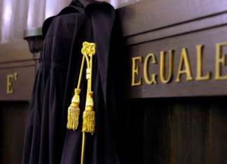 Uccise rapinatore che gli aveva sparato, gip archivia accusa omicidio