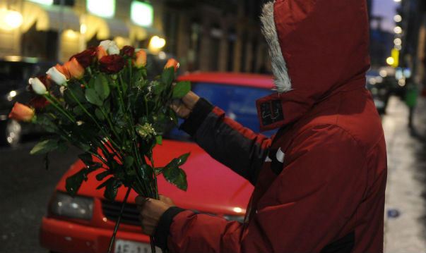 Giovane venditore di rose aggredito in pieno centro storico Giovane venditore di rose aggredito in pieno centro storico