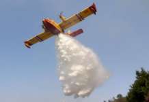 Bruciano le colline intorno a Caserta, Canadair in azione