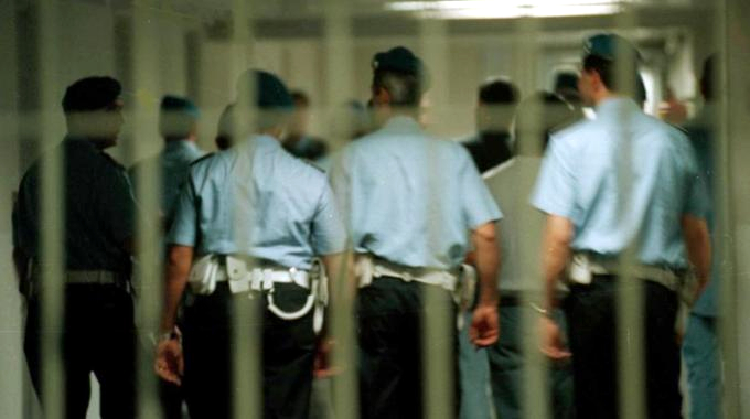 Carinola, detenuto “lavorante” del carcere aggradisce tre poliziotti