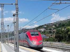 M5S: “No alla soppressione Frecciarossa 5,15 su linea Salerno-Roma”
