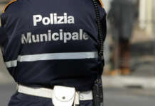 Nocera Inferiore, bambina chiusa in auto: salvata dai vigili urbani