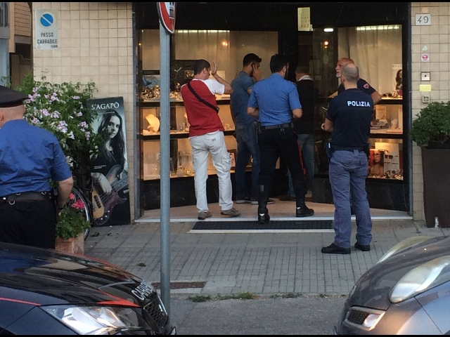 Pisa, bandito ucciso in una rapina in gioielleria Pisa, bandito ucciso in una rapina in gioielleria
