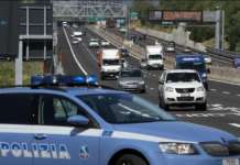 Tir tampona una comitiva di turisti coreani in A1, muore il conducente del camion