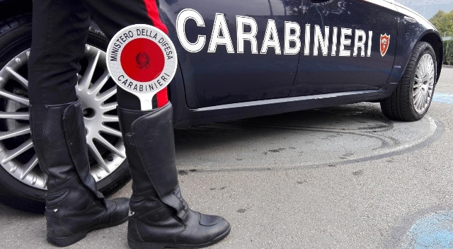 Evade due volte ma incontra sempre i carabinieri Evade due volte ma incontra sempre i carabinieri