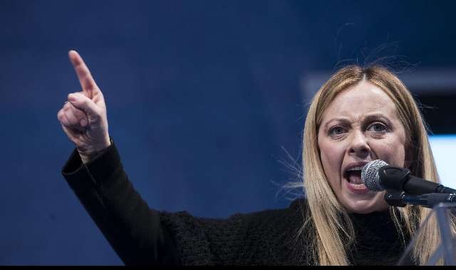 Giorgia Meloni lancia la sua sfida: il cammino comincia da Salerno Giorgia Meloni lancia la sua sfida: il cammino comincia da Salerno
