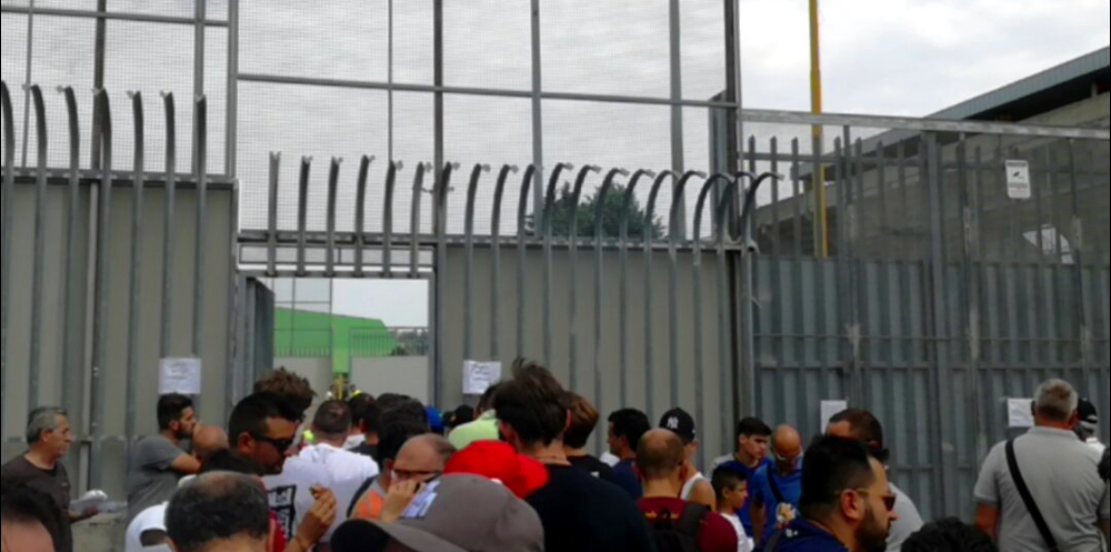 Tifosi del Benevento in fila anche oggi per sottoscrivere l’abbonamento Tifosi del Benevento in fila anche oggi per sottoscrivere l’abbonamento
