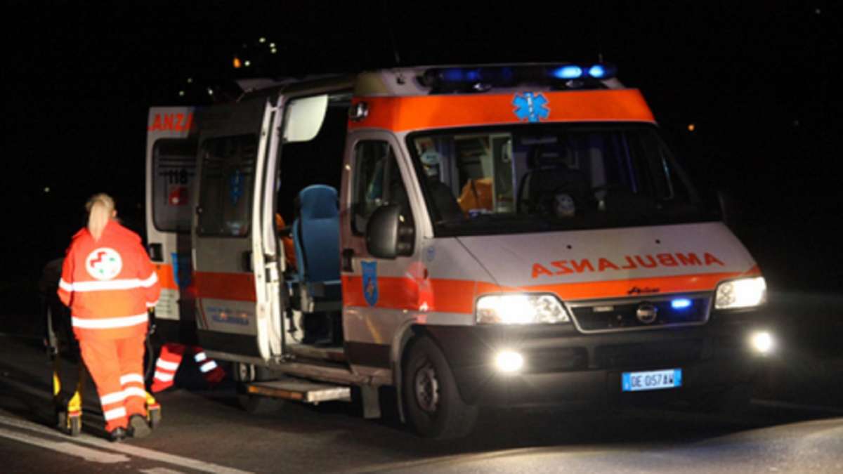 Incidente nel Casertano. 20enne si ribalta con l’auto, il padre lo estrae dalle lamiere Incidente nel Casertano. 20enne si ribalta con l’auto, il padre lo estrae dalle lamiere