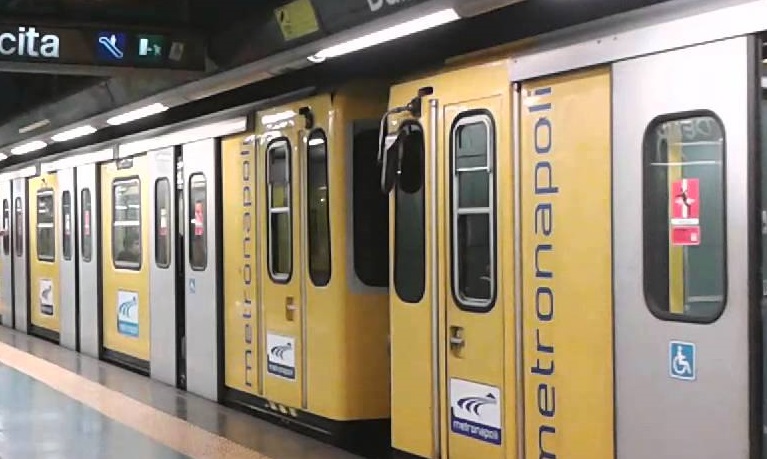 Ancora stop alla metropolitana: turisti a piedi nella domenica dei musei Ancora stop alla metropolitana: turisti a piedi nella domenica dei musei