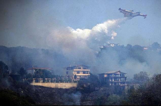 Incendi: brucia ancora il Faito, anche una casa in fiamme Incendi: brucia ancora il Faito, anche una casa in fiamme