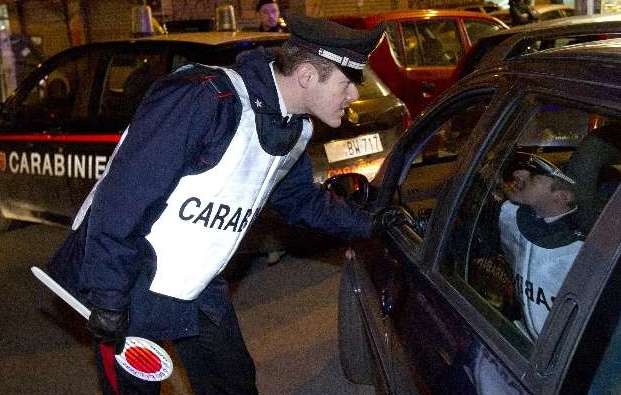 Milano, donna trovata morta con la gola tagliata Milano, donna trovata morta con la gola tagliata