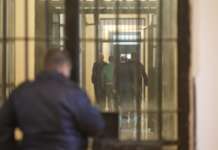 Napoli, call center tra le sbarre: rinvenuti 18 cellulari in carcere