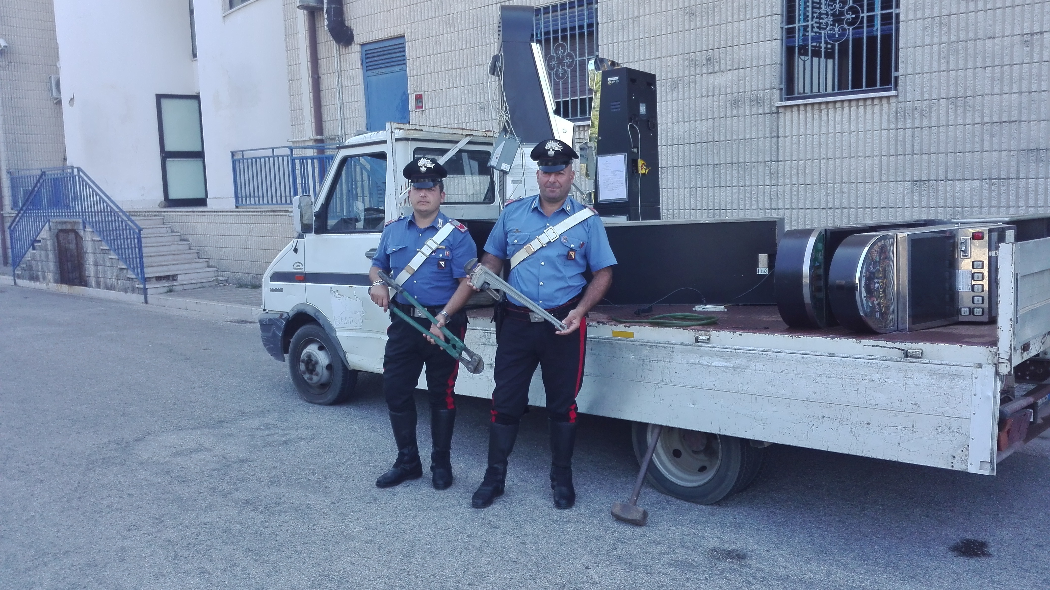 Torna in azione la banda delle slot, colpo fallito a Montesarchio Torna in azione la banda delle slot, colpo fallito a Montesarchio