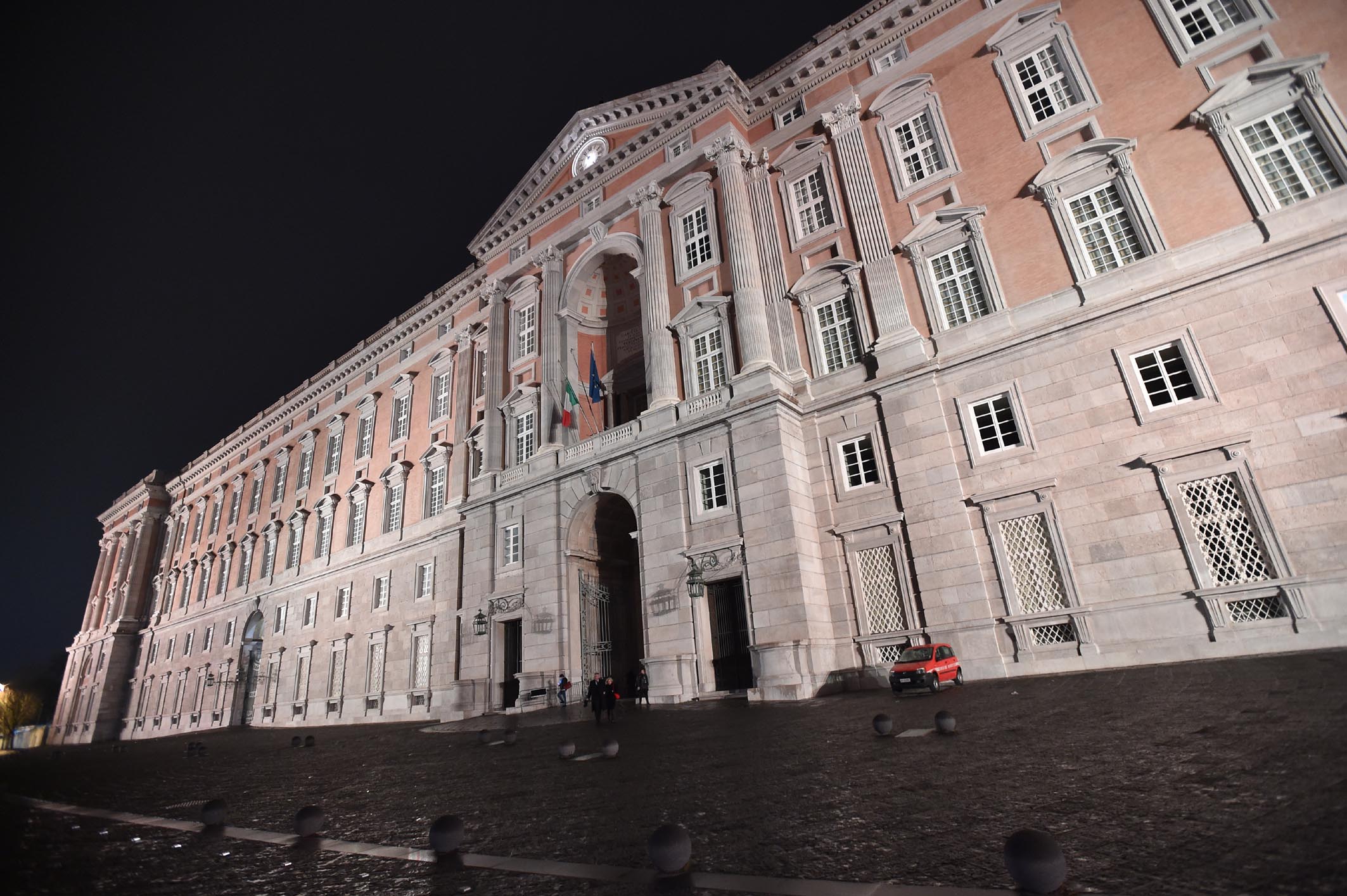 Rapinano indiano davanti alla Reggia di Caserta: Polizia arresta due marocchini Rapinano indiano davanti alla Reggia di Caserta: Polizia arresta due marocchini