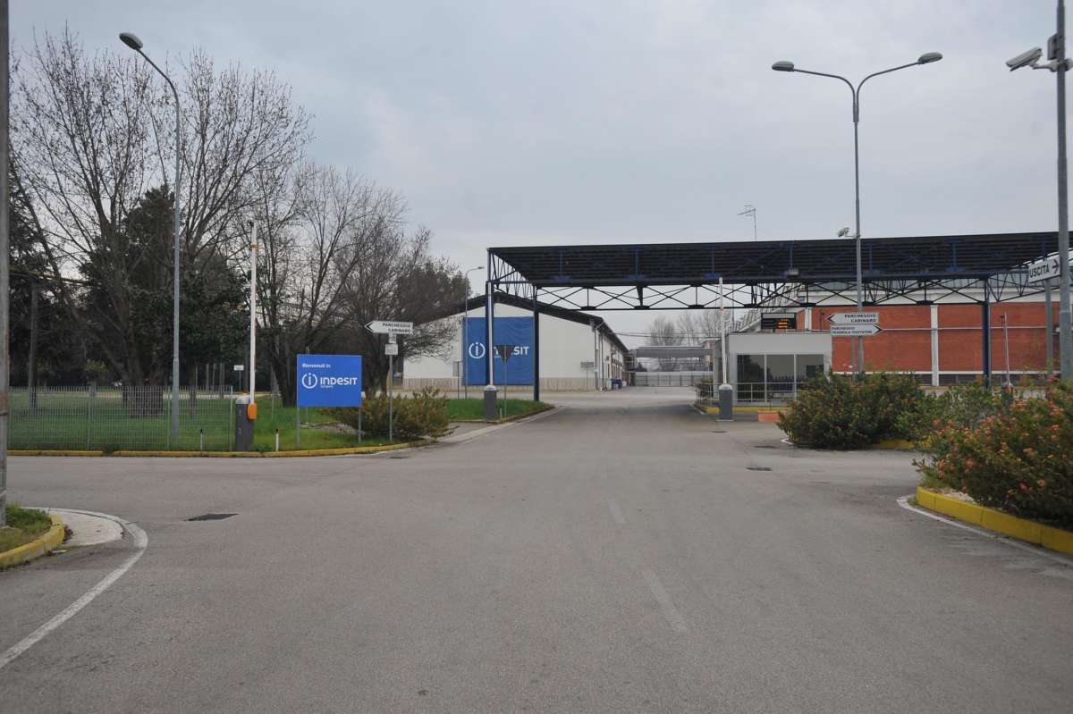 Riapre lo stabilimento ex Indesit di Teverola, investimento da 57 milioni Riapre lo stabilimento ex Indesit di Teverola, investimento da 57 milioni