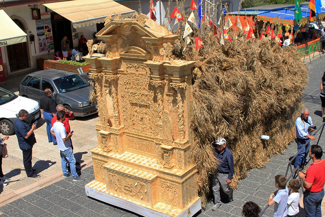 Festa del Grano, realizzato un ponte di paglia in ricordo della tragedia di Genova Festa del Grano, realizzato un ponte di paglia in ricordo della tragedia di Genova
