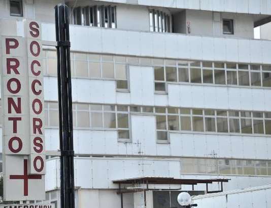 Travolto dal crollo di un muro nella sua attività: 49enne lotta per la vita