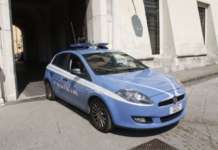 Minaccia i vicini con ascia e pistola a salve, 67enne denunciata