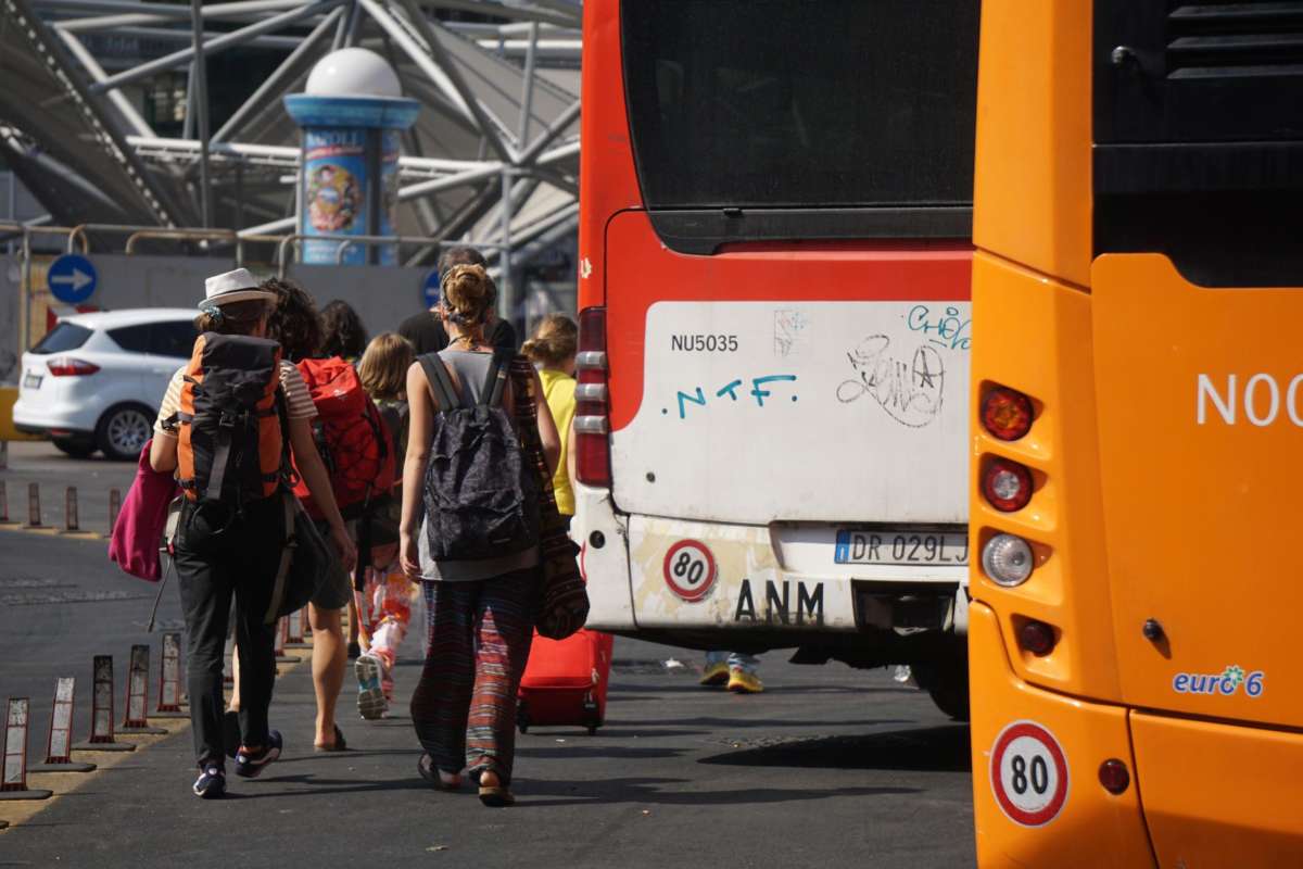 Risultati immagini per CALDO IN AUTOBUS EAV