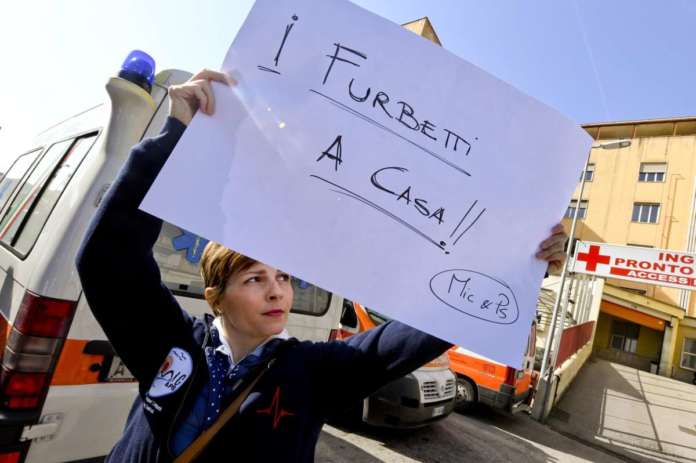 Furbetti cartellino: sit-in al Loreto Mare, 'licenziateli'